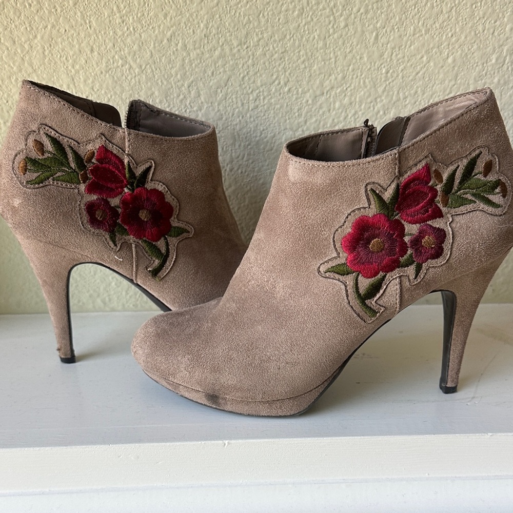 Embroidered Suede Ankle Boots - Tan